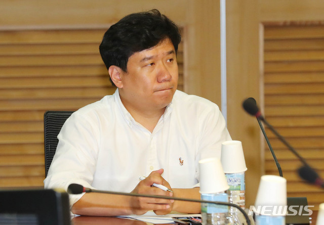 ▲ 유우성 씨가 지난 6월 서울 여의도 국회 의원회관에서 열린 수사기관의 사건조작 견제방안 토론회에 참석해 토론회를 지켜보고 있다. ⓒ뉴시스