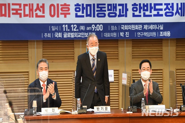 ▲ 반기문 전 유엔사무총장이 12일 오전 서울 여의도 국회 의원회관에서 열린 '미국 대선 이후 한미동맹과 한반도 정세 전망' 포럼에 참석해 인사를 하고 있다. (공동취재사진)ⓒ뉴시스