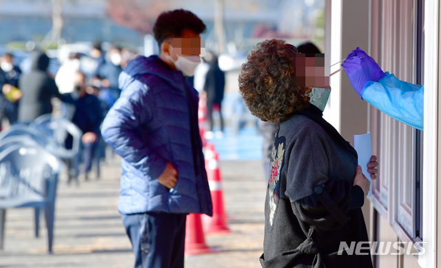 ▲ 요양병원 종사자 1명이 확진판정을 받은 전남 화순에서 2일 오전 화순읍 이용대체육관 주차장에 마련된 선별진료소를 찾은 시민들이 검사를 받고 있다. ⓒ뉴시스