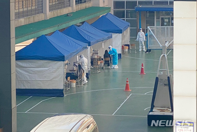 ▲ 12일 오전 충남 천안시 백석중학교에 설치된 선별진료소에서 학생 및 교직원을 대상으로 전수검사가 진행되고 있다. ⓒ뉴시스