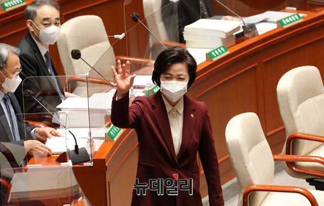 ▲ 추미애 법무부 장관이 12일 오전 국회에서 열린 예산결산특별위원회 전체회의에 출석해 의원들과 인사를 하고 있다. ⓒ이종현 기자