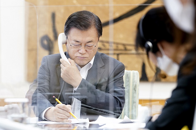 ▲ 12일 미국 바이든 대통령 당선인과 전화통화를 하는 문재인 대통령. ⓒ청와대