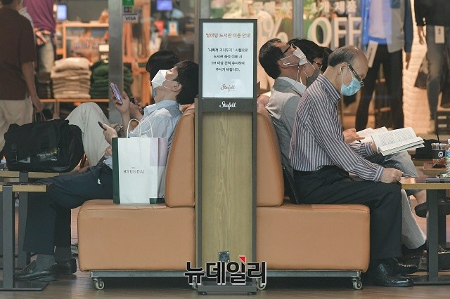 ▲ 정부가 오는 13일부터 마스크 착용 의무를 지키지 않는 국민들을 상대로 과태료를 부과한다. 사진은 코엑스 스타필드 내의 별마당 도서관의 모습. ⓒ권창회 기자.