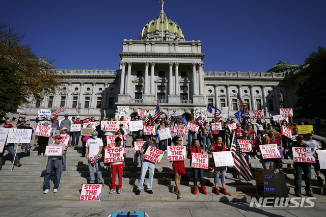 ▲ [해리스버그=AP/뉴시스] 6일(현지시각) 미 펜실베이니아주 주도 해리스버그에 있는 펜실베이니아주 의사당 앞에서 트럼프 대통령 지지자들이 시위하고 있다. ⓒ뉴시스