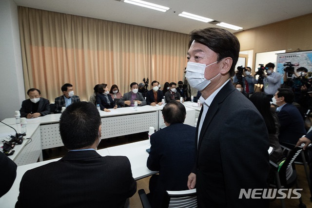 ▲ 안철수 국민의당 대표가 12일 오후 서울 마포구 마포현대빌딩에서 열린 제12차 '더 좋은 세상으로(마포포럼)' 정례세미나에 참석하고 있다.ⓒ뉴시스