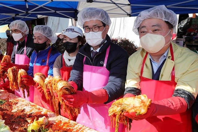 ▲ 이시종 충북지사(오른쪽 두 번째)가 12일 청주 육거리종합시장 입구 광장에서 열린 ‘사랑의 김장 담그기’ 행사에서 직접 담근 김치를 들어 보이고 있다.ⓒ충북도