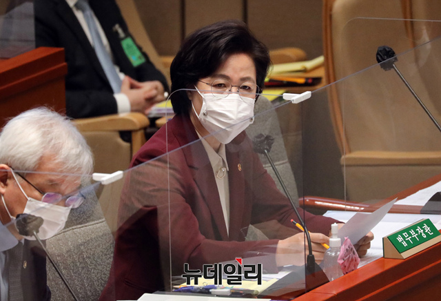 ▲ 추미애 법무부 장관이 12일 오전 국회에서 열린 예산결산특별위원회 전체회의에 출석해 의원들의 질문에 답하고 있다. ⓒ공동취재단