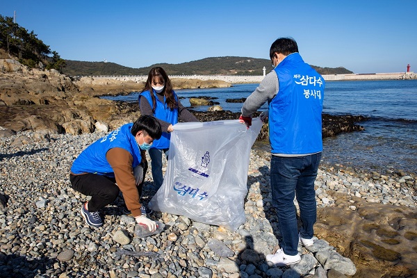 ▲ 추자도 해안가에서 페트병 수거하는 삼다수봉사대ⓒ제주특별자치도개발공사