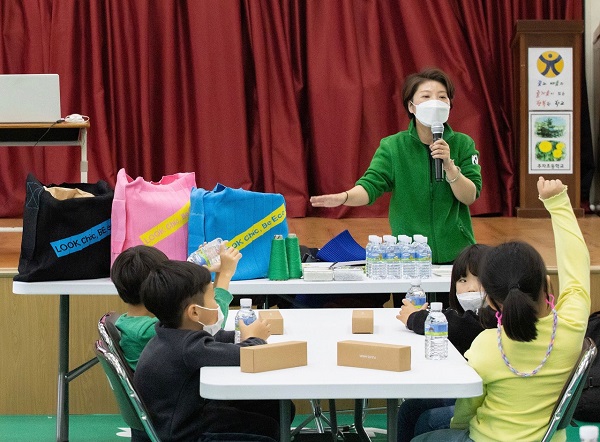 ▲ 추자초등학교에서 진행된 ‘페트병이 가방이 된다고’ 프로그램ⓒ제주특별자치도개발공사