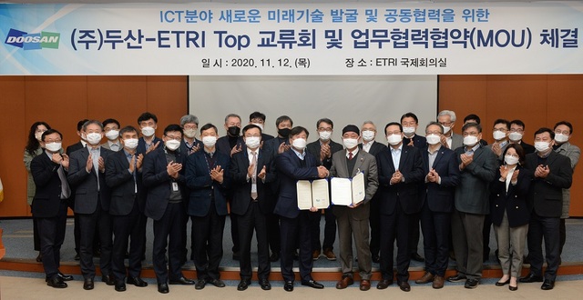 ▲ 12일 한국전자통신연구원(ETRI) 대전본원에서 열린 ㈜두산과 ETRI의 ‘ICT  분야 미래기술 발굴 및 협력’ 협약식에서 동현수 ㈜두산 부회장과 김명준 ETRI 원장을 비롯한 두 기관의 임직원들이 협약식을 마치고 기념촬영을 하고 있다.ⓒ두산