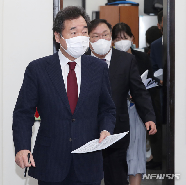 ▲ 더불어민주당 이낙연 대표, 김태년 원내대표가 13일 서울 여의도 국회에서 열린 최고위원회의에 참석하고 있다. ⓒ뉴시스