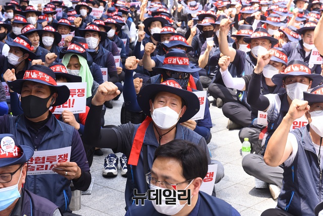 ▲ 민노총 전국가전통신서비스노동조합 웅진코웨이지부가 지난 6월9일 서울 중구 코웨이 본사 앞에서 구호를 외치고 있다.ⓒ권창회 기자