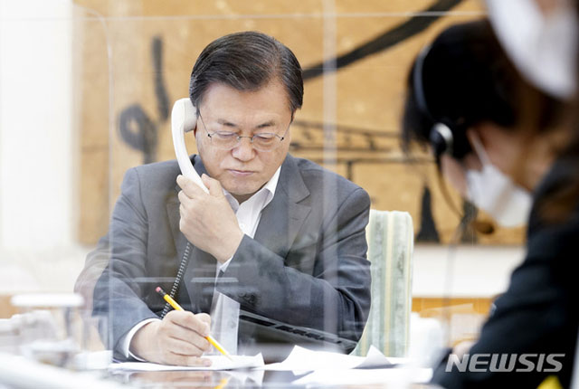 ▲ 지난 12일 조 바이든 '당선인'과 전화통화를 하는 문재인 대통령. ⓒ뉴시스. 무단전재 및 재배포 금지.