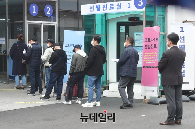 ▲ 13일 오전 서울 중구 국립중앙의료원 선별진료소를 찾은 시민들이 진단검사를 받기 위해 줄 서 있다. ⓒ권창회 기자