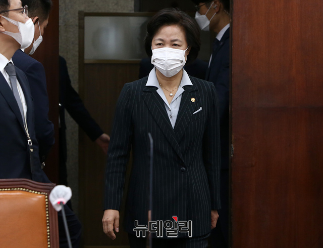 ▲ 추미애 법무부 장관이 13일 오전 국회에서 열린 공수처장 후보 추천위원회 2차 회의에 참석하고 있다. (사진=공동취재단)ⓒ이종현 기자