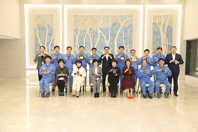 ▲ 최정우 포스코 회장이 지역사회와 어려운 이웃을 위해 묵묵히 봉사를 해 온 직원과 직원가족에게 인증패를 수여했다.ⓒ포스코