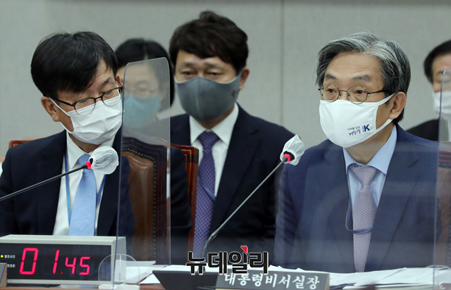 ▲ 13일 국회 운영위원회 전체회의에 참석한 노영민(우) 대통령비서실장. ⓒ이종현 기자 (사진=공동취재단)