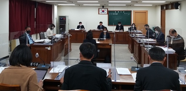 ▲ 충북도의회 행정문화위원회 행정사무감사 장면.ⓒ충북도의회