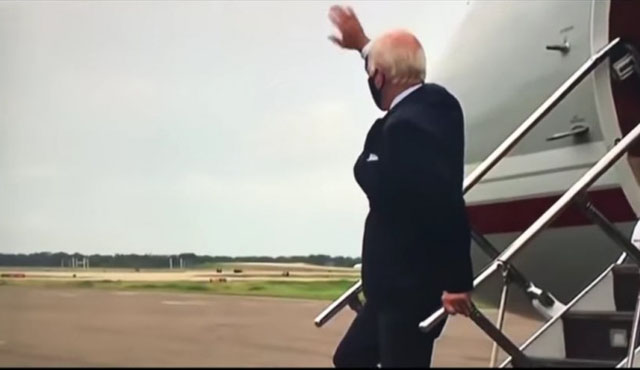 ▲ 대선 유세 중 아무 것도 없는 들판을 향해 손을 흔드는 조 바이든 민주당 대선 후보. ⓒ유튜브 영상 캡쳐.