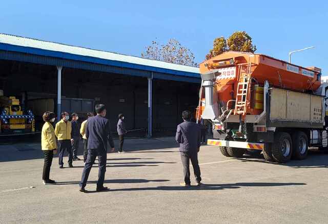 ▲ 대구시는 교통두절 예상구간에 대한 제설장비 확보, 우회도로 지정 및 지하철·버스 증편 및 연장 운행 등의 교통소통대책과 노후 주택 등 취약시설물 226개소에 대해 관리책임자를 지정하는 등 인명보호 최우선 대책을 종합적으로 추진한다.ⓒ대구시