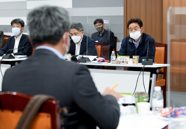 ▲ 경상북도는 13일 도청 화랑실에서 ‘통합신공항 발전전략 및 공항복합도시 성공전략’을 주제로 경상북도 항공정책자문위원회 자문회의를 갖고 신공항시대 발전전략 마련에 나섰다.ⓒ경북도