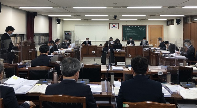 ▲ 충북도의회 교육위원회가 13일 위원회 회의실에서 진천·괴산증평·음성 교육지원청에 대한 2020년도 행정사무감사를 하고 있다.ⓒ충북도의회