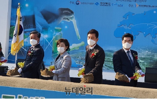 ▲ 포항시는 포항융합기술산업지구에서 그린백신·그린바이오 산업 육성을 위한 ‘그린백신실증지원센터 기공식’을 개최했다.ⓒ뉴데일리