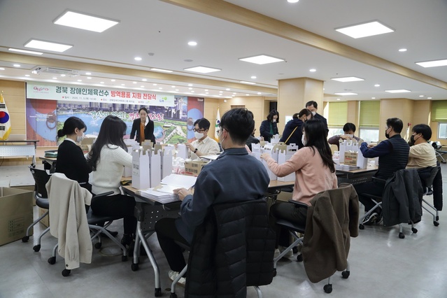 ▲ 본부 임직원은 경상북도장애인체육회 임직원과 함께 방역키트용품 250세트를 포장하고 전달식을 가졌다.ⓒLH대구경북본부