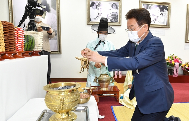 ▲ 이철우 경북도지사의 ‘박정희 대통령 탄생 103돌 숭모제’ 헌작 장면.ⓒ경북도