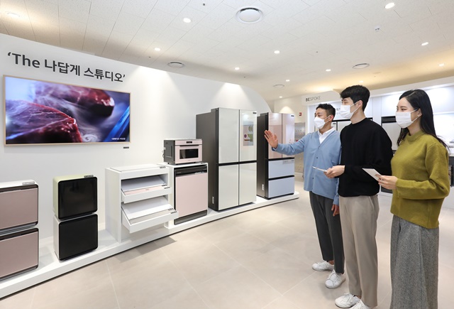 ▲ 삼성전자 모델이 수원 갤러리아백화점 광교점에 마련된 '나답게 스튜디오'에서 프로모터의 설명을 들으며 다양한 맞춤형 가전을 살펴보고 있다. ⓒ삼성전자