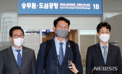 ▲ 더불어민주당 한반도 태스크포스(TF)송영길 단장을 비롯한 김한정, 윤건영의원 등이 15일 오전 인천국제공항 제2터미널에서 바이든 미국 대통령 당선인의 외교·안보 참모진 및 의회 주요 인사들을 만나기 위해 미국으로 출국하기 전 취재진 질문에 답하고 있다. ⓒ뉴시스