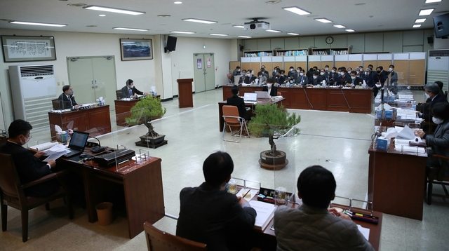 ▲ 대구시의회 건교위는 지난 13일 대구시 상수도사업본부에 대한 행감에서 대구 수돗물의 안정적 공급을 위한 사업 전반을 점검하고, 수돗물 불신 해소를 위한 노후관 및 노후시설물 개량사업 등을 주문했다.ⓒ대구시의회