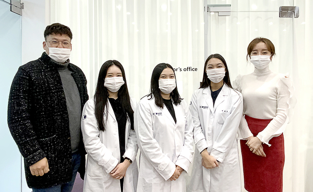 ▲ 화장품 약리학과 학생들과 기념촬영하고 있는 곽기성 대표(왼쪽).ⓒ영주시