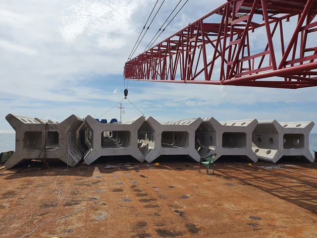 ▲ 본격적인 대게 철을 앞두고 경북도가 추진해 온 ‘동해대게 자원회복사업’이 실질적 효과를 발휘하며 주목을 받고 있다. 사진은 대게 보호소 설치 장면.ⓒ경북도