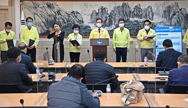 ▲ 15일 조병옥 음성군수 등 방역 관계자들이 벧엘교회 기도원 코로나19 집단발병과 관련해 브리핑을 하고 있다.ⓒ음성군