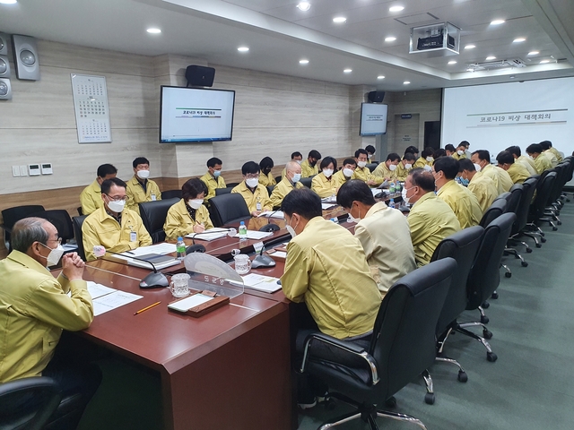 ▲ 청도군은 16일 오전 8시 제1회의실에서 관과소장 및 읍면장이 참석한 가운데 ‘코로나19 대응 비상대책 회의’를 갖고 총력대응에 나서기로 했다.ⓒ청도군