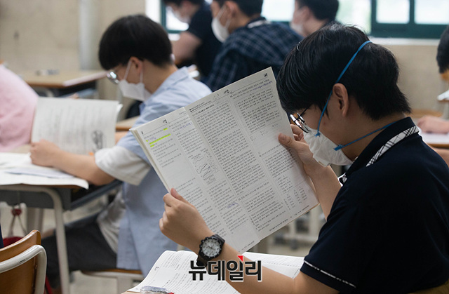 ▲ 2021학년도 수능 9월 모의평가가 실시된 9월 16일 서울 용산구 용산고등학교에서 고3 수험생들이 시험지를 배부받고 있다. ⓒ사진=공동취재단