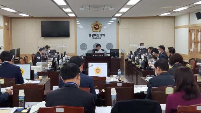 ▲ 경북도의회 교육위원회(위원장 조현일)는 지난 13일 상임위 회의실에서 6개 직속기관에 대한 행정사무감사를 진행하고 이들 기관의 기능과 역할에 충실할 필요가 높다고 당부했다.ⓒ경북도의회