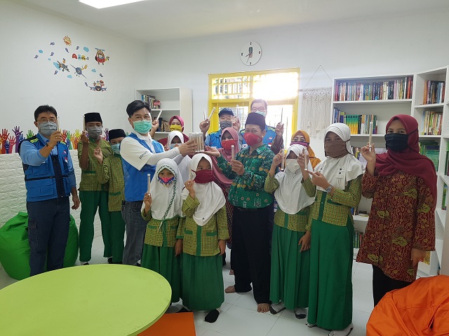 ▲ 인도네시아 크라카타우 포스코 직원들이 찔레곤시 어린이들에게 안강할배 샤프를 전달하고 기념사진을 찍고 있다.ⓒ포항제철소