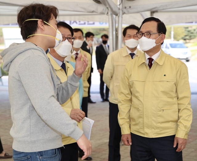 ▲ 박상돈 충남 천안시장이 최근 코로나19 선별진료소를 방문, 한 시민과 코로나19 방역과 관련해 이야기를 나누고 있다.ⓒ천안시