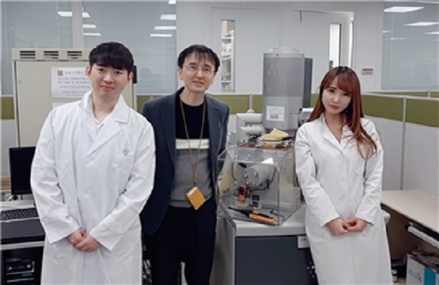 ▲ Sample Transfer Nano-Indenter 발명에 참여한 왼쪽부터 특성분석센터 함형철 학생연구원, 안재평 본부장, 주발명자인 김소희 연구원. ⓒKIST