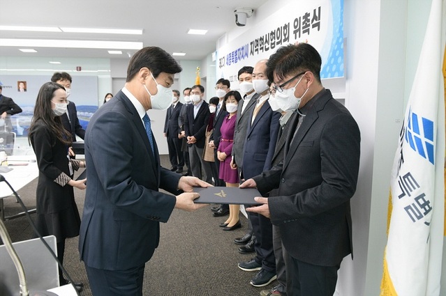 ▲ 이춘희 세종시장이 16일 시청에서 제2기 지역혁신협의회 위원 17명에 대한 위촉장을 전달하고 있다.ⓒ세종시