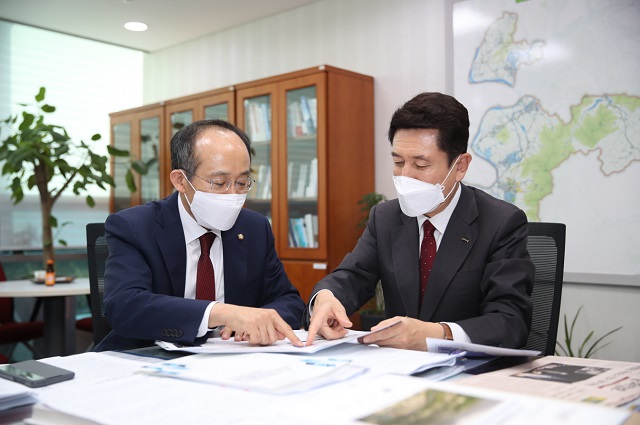 ▲ 추경호(왼쪽) 예산결산특별위원회 간사와 이강덕 포항시장이 내년도 국비사업에 대해 논의하고 있다.ⓒ포항시