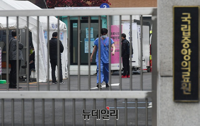 ▲ 13일 오전 서울 중구 국립중앙의료원 선별진료소의 모습이다. ⓒ권창회 기자