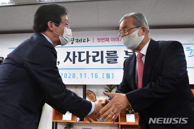 ▲ 김종인 국민의힘 비대위원장이 16일 서울 여의도 국회 앞 태흥빌딩에 마련된 유승민 전 의원의 '희망 22' 사무실에서 '결국 경제다'를 주제로 열린 '주택문제, 사다리를 복원하다' 토론회에 참석해 인사말을 한 뒤 유 전 의원과 악수하고 있다.ⓒ뉴시스