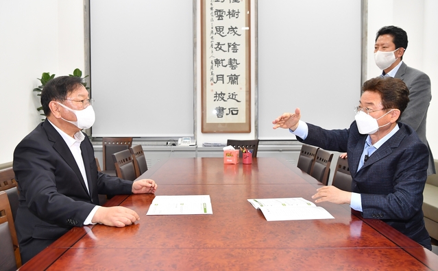 ▲ 이철우 경상북도지사(오른쪽)가 16일 국회를 방문해 김태년 더불어민주당 원내대표를 만나 국비확보에 협조를 요청하고 있다.ⓒ경북도