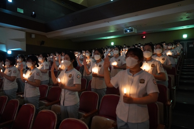 ▲ 수성대학교 간호과 학생들의 ‘제50회 나이팅게일 선서식’이 16일 성요셉관 강당에서 열렸다.ⓒ수성대