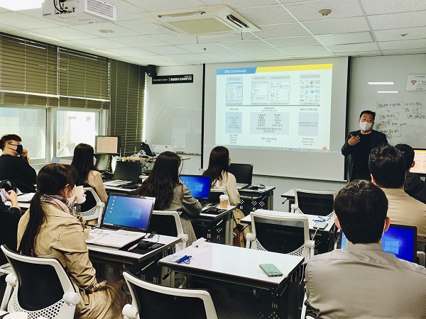 ▲ 롯데 임직원이 지난 5월 서울 역삼 교육장에서 진행된 ‘DT 인재자격인증제’의 데이터 분석과정을 듣고 있다. ⓒ롯데