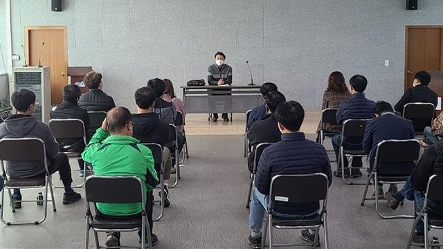 ▲ 충남 공주시 주유소 가짜 기름 사건과 관련해 법무법인 위공이 피해자들의 피해구제를 위한 집단소송을 추진한다. 사진은 지난 15일 논산시 취암동주민센터에서 열린 피해자들의 간담회 장면이다.ⓒ법무법인 위공