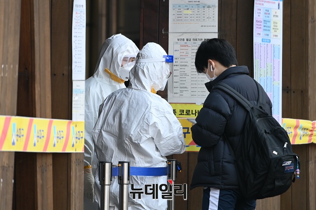 ▲ 16일 오전 서울 송파구보건소에 마련된 선별진료소를 찾은 시민들이 검사를 받고 있다. ⓒ권창회 기자